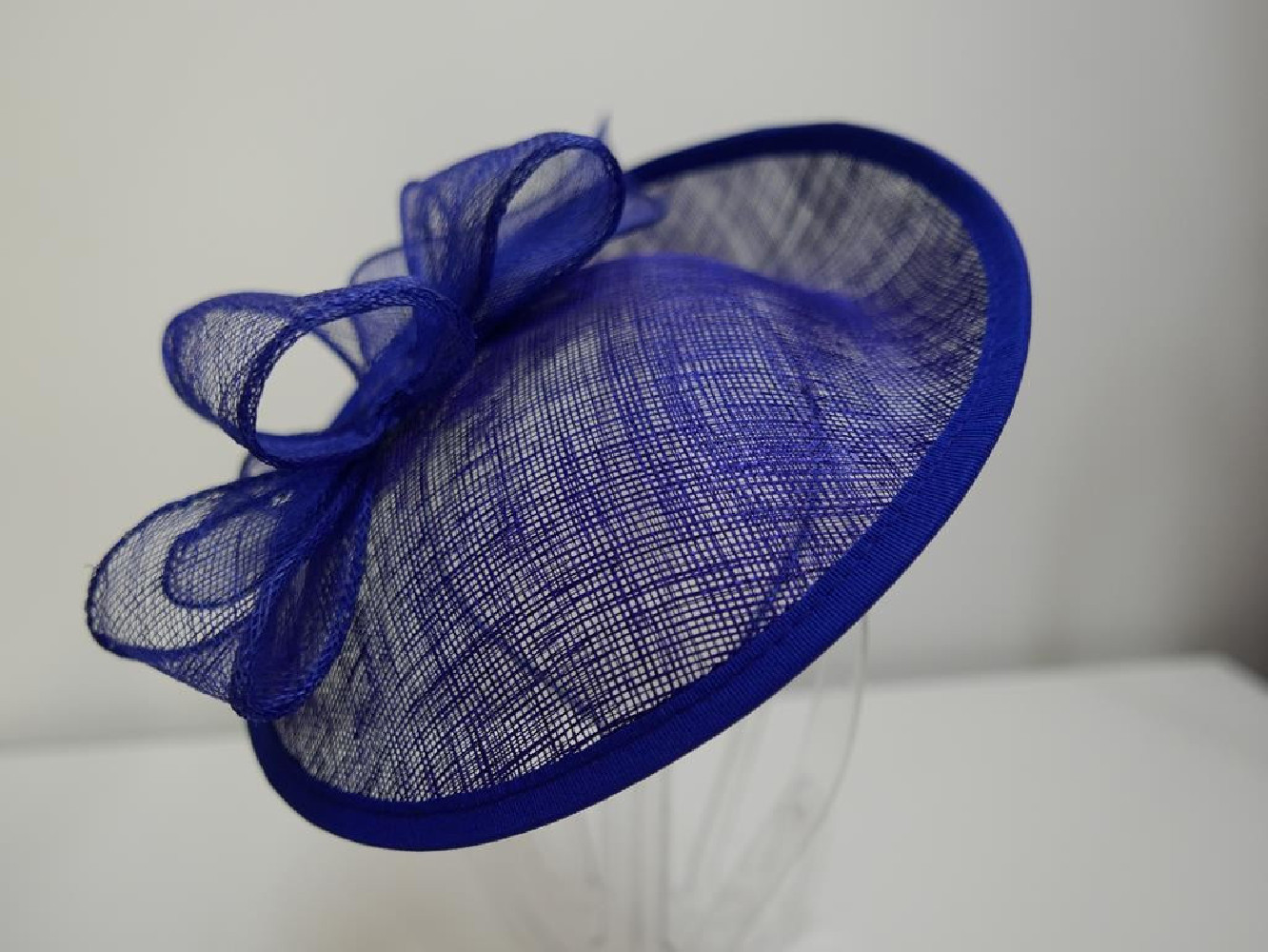 Royal blue kapelusik koktajlowy z sinamay na przepasce