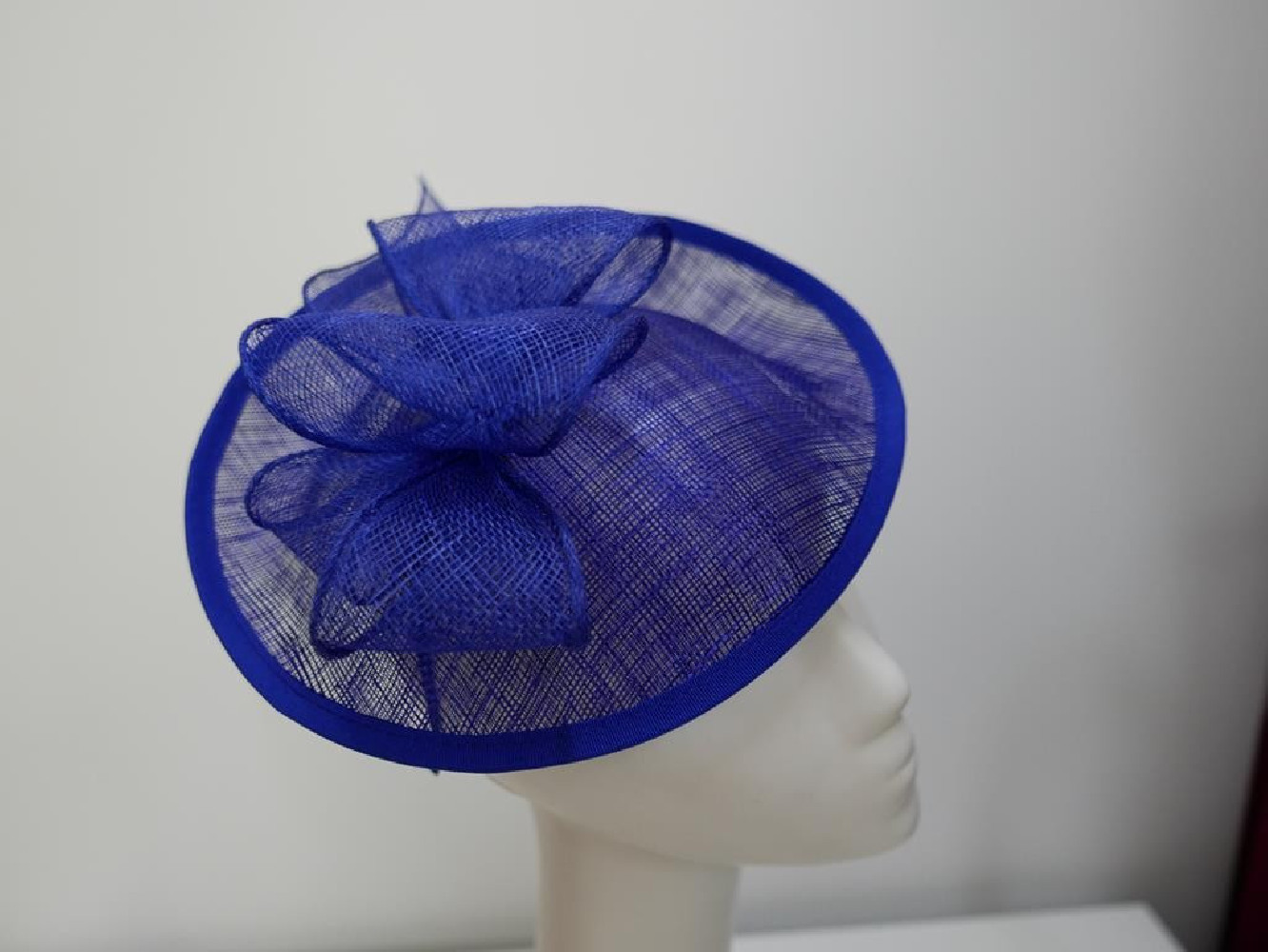 Royal blue kapelusik koktajlowy z sinamay na przepasce