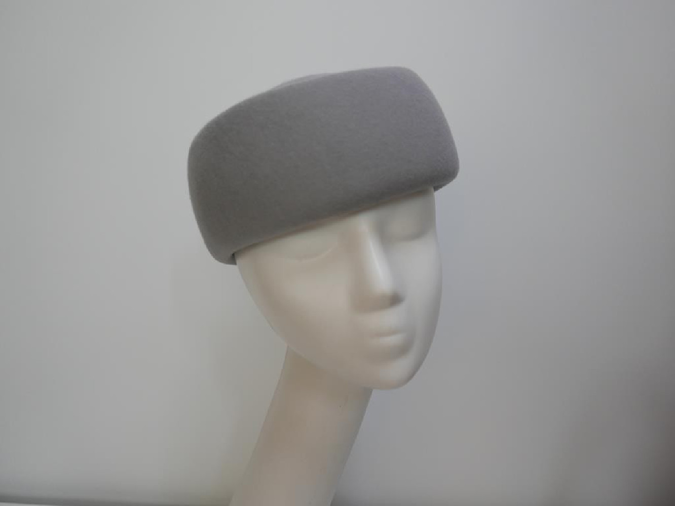 Tears- szary toczek filcowy 53-56 cm