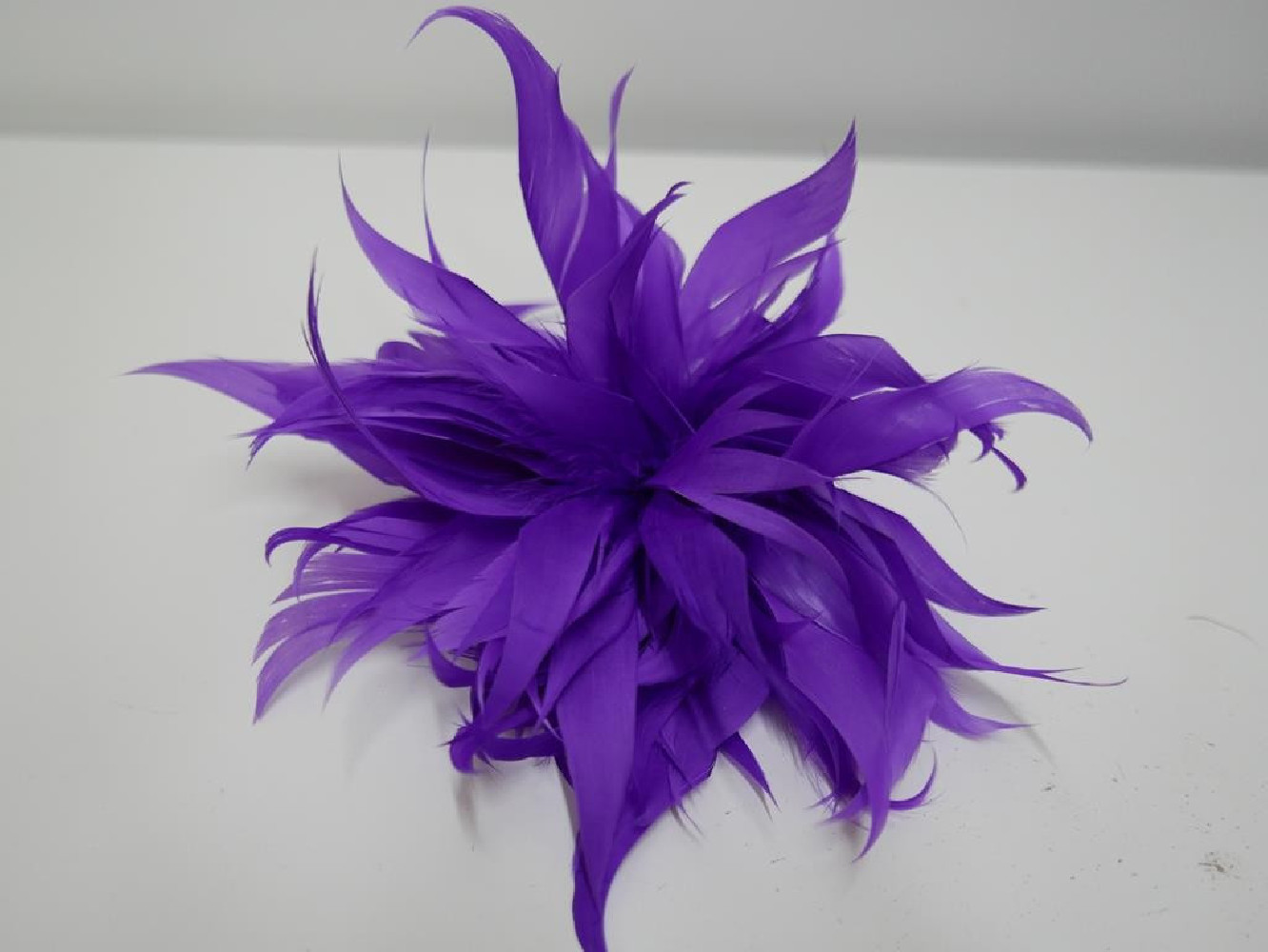 Kwiat z piór fioletowy stroik do włosów , sukni, kapelusza