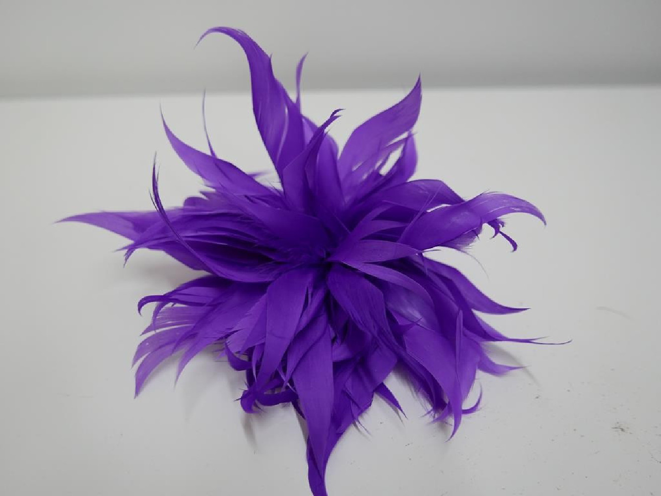 Kwiat z piór fioletowy stroik do włosów , sukni, kapelusza
