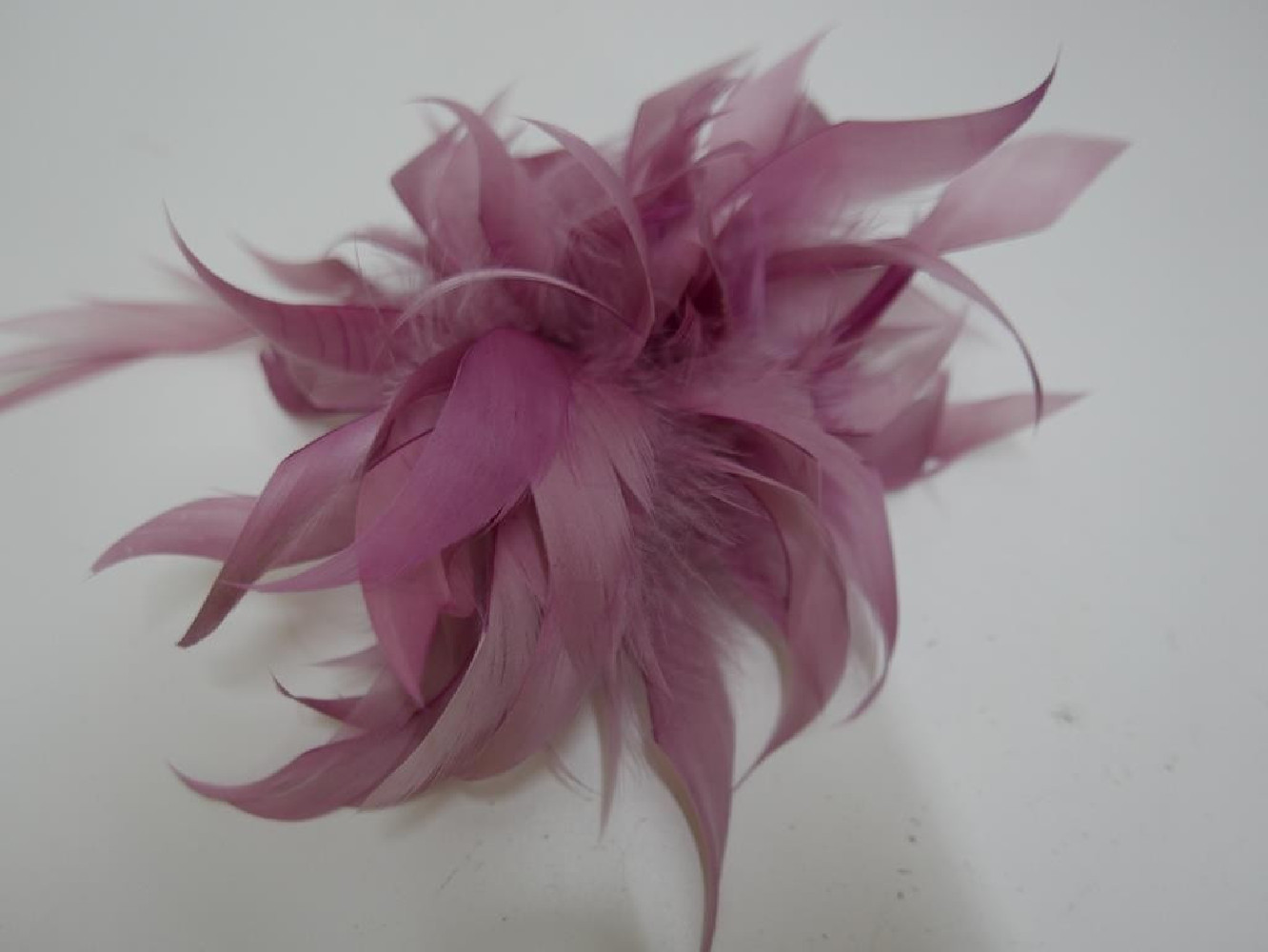 Kwiat z piór wrzosowy stroik do włosów , sukni, kapelusza