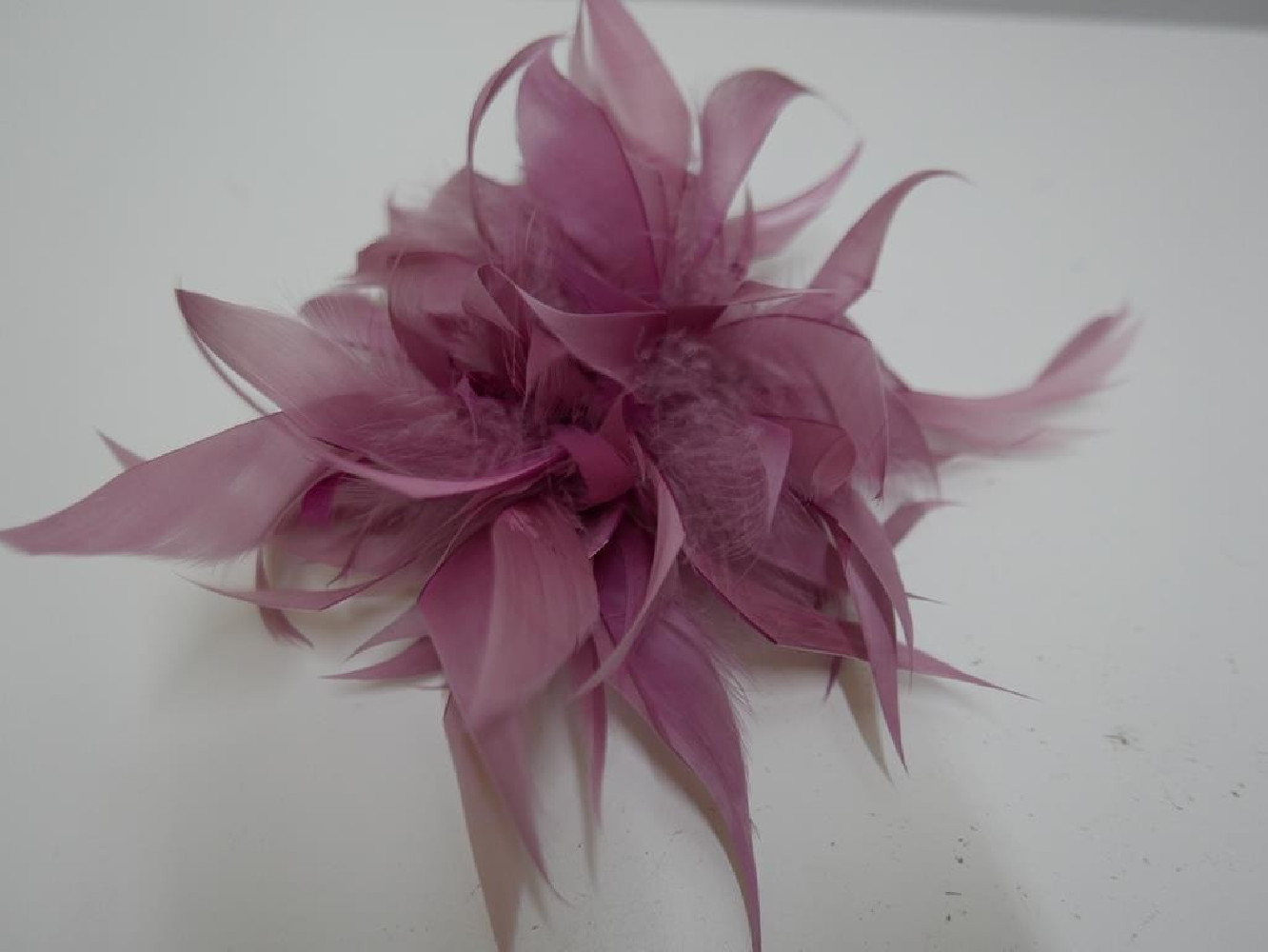 Kwiat z piór wrzosowy stroik do włosów , sukni, kapelusza