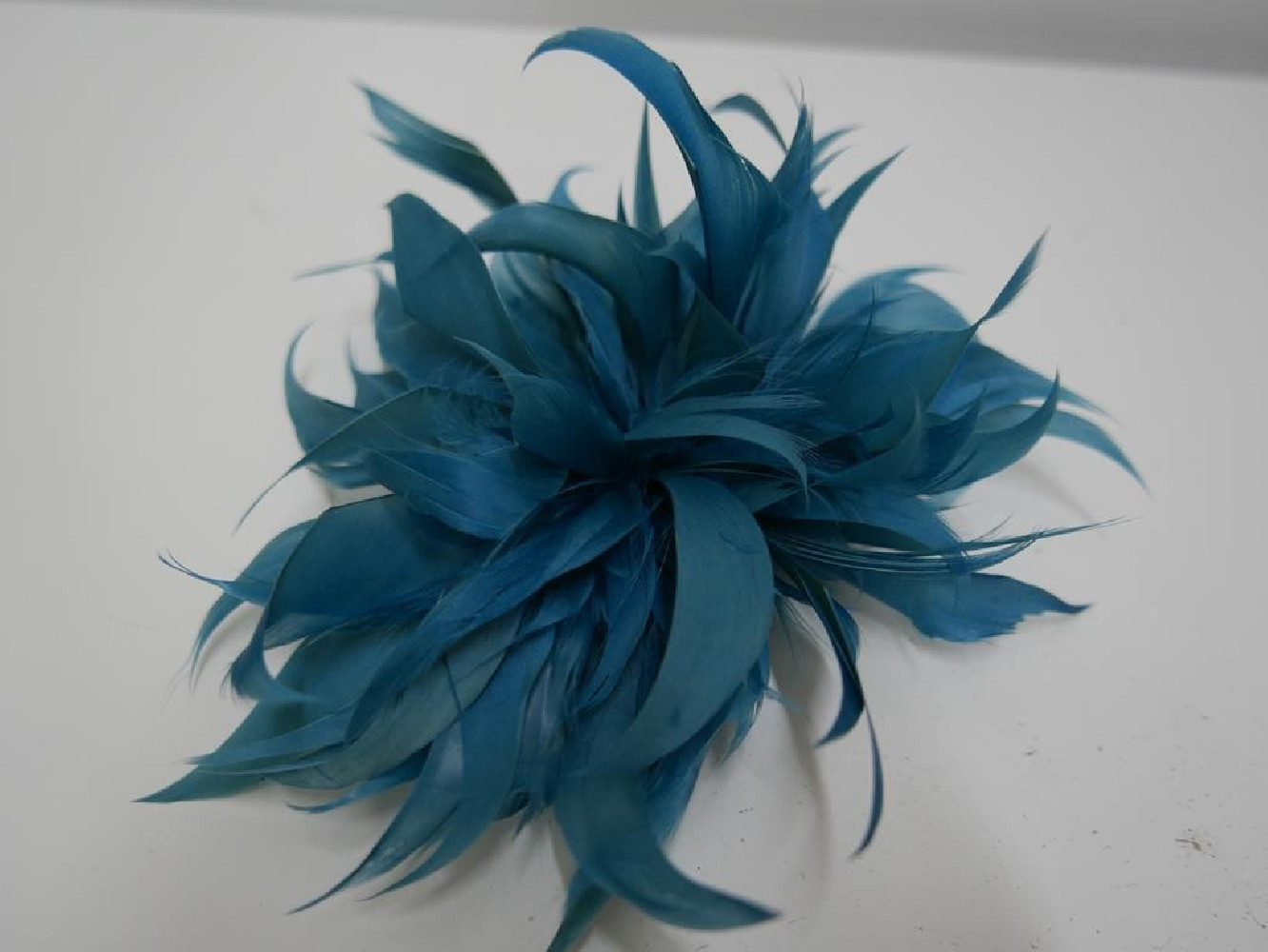 Kwiat z piór turkusowy stroik do włosów , sukni, kapelusza