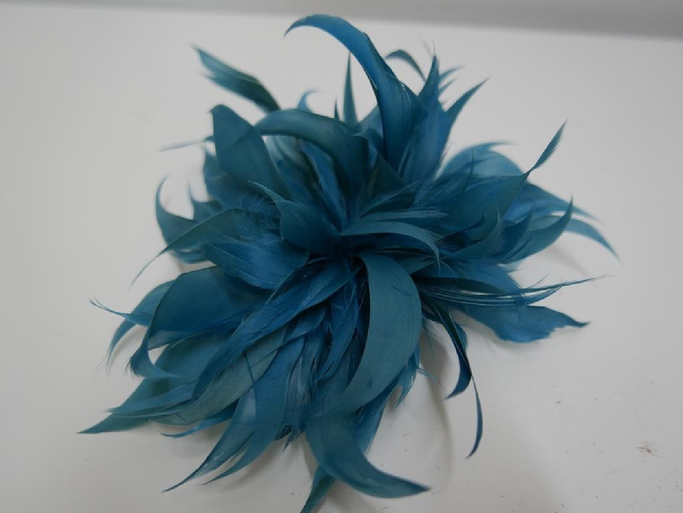 Kwiat z piór turkusowy stroik do włosów , sukni, kapelusza