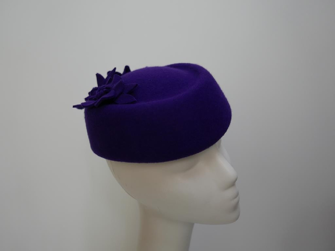 Tatiana kobaltowy toczek w kształcie furażerki