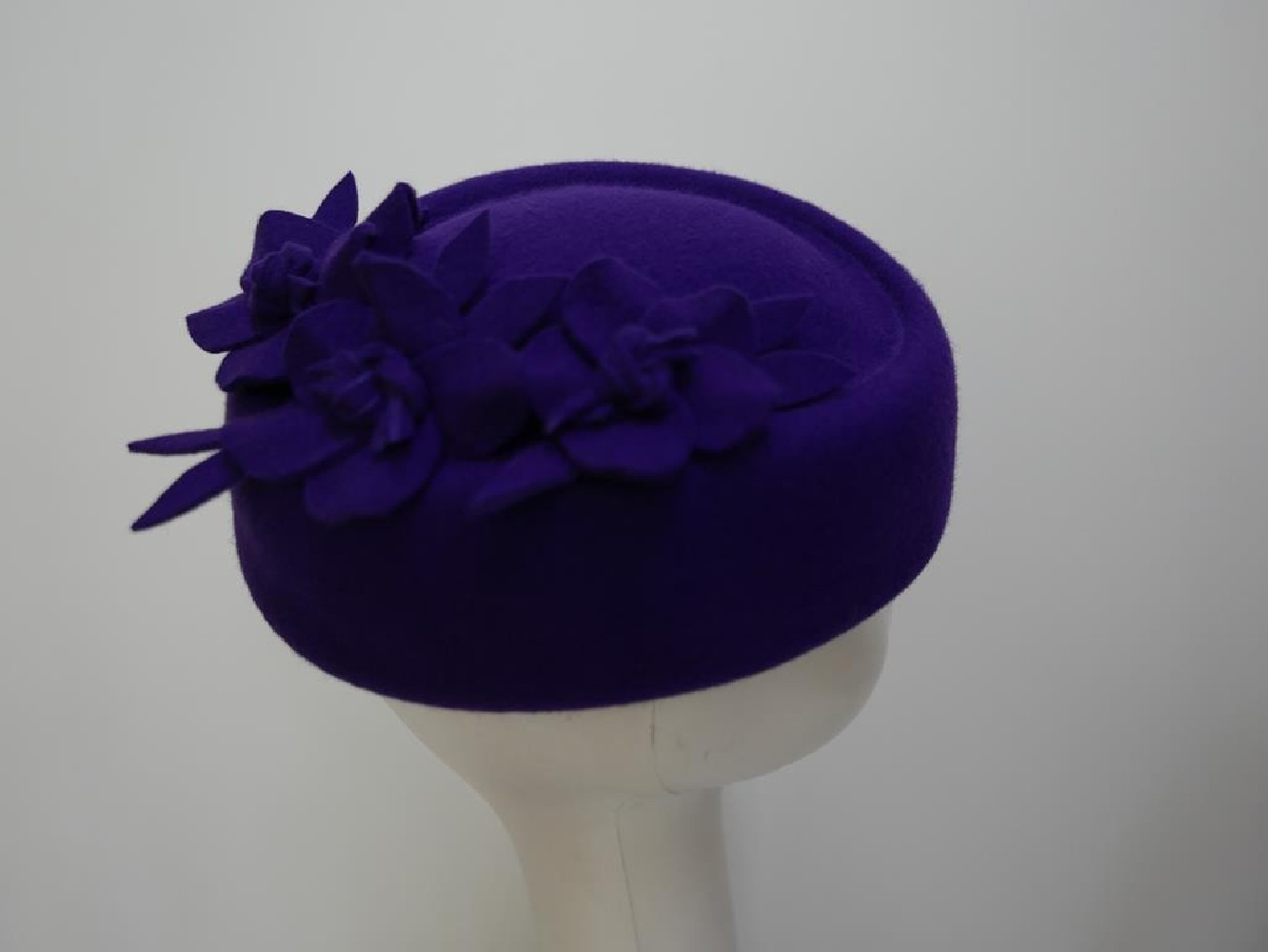 Tatiana kobaltowy toczek w kształcie furażerki