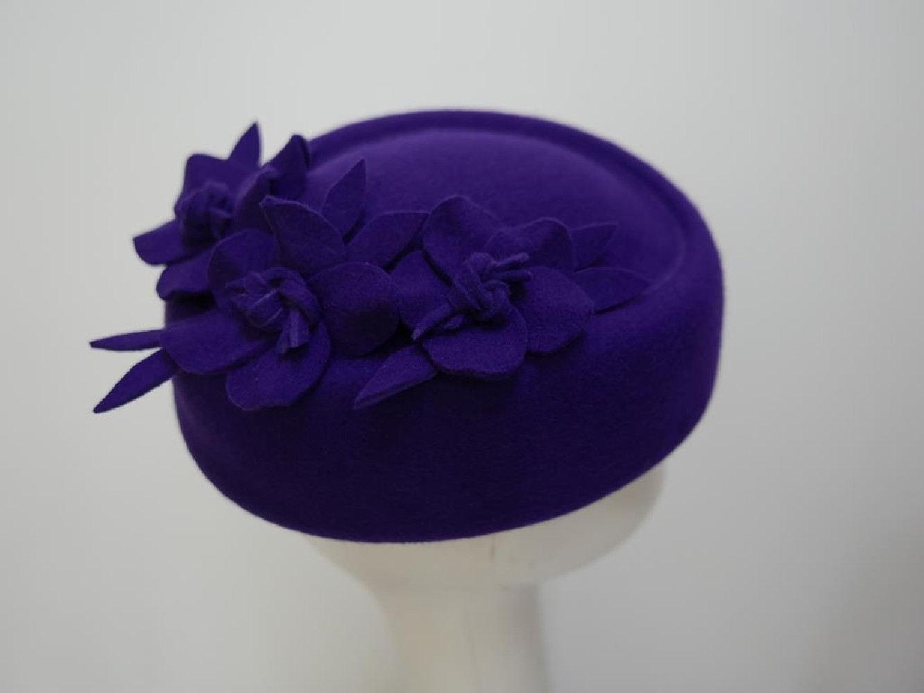 Tatiana kobaltowy toczek w kształcie furażerki