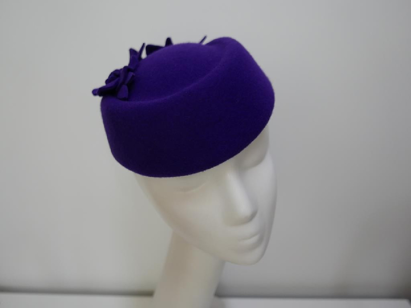 Tatiana kobaltowy toczek w kształcie furażerki