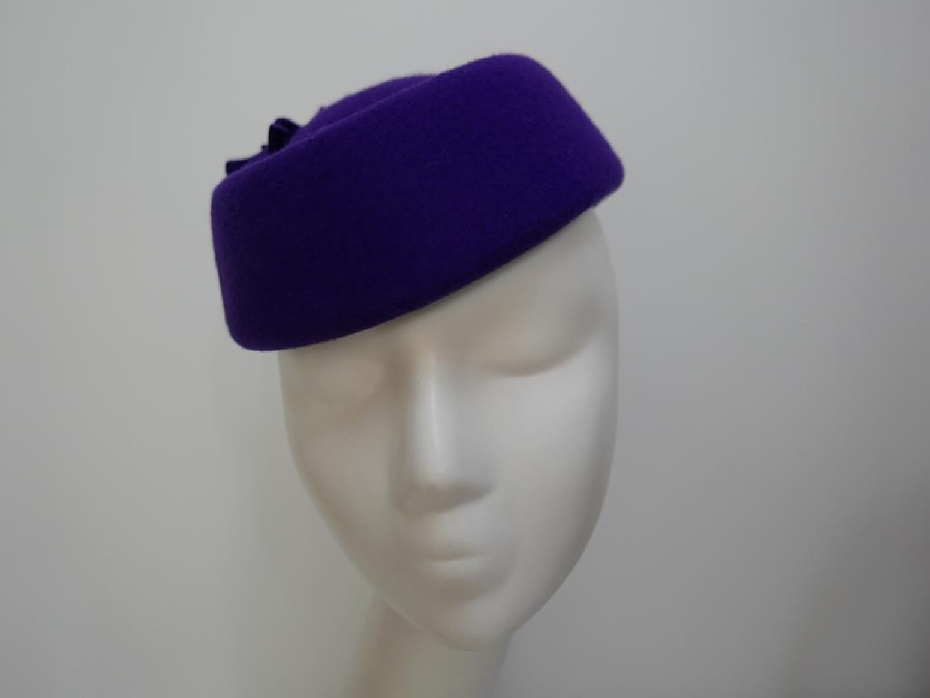 Tatiana kobaltowy toczek w kształcie furażerki