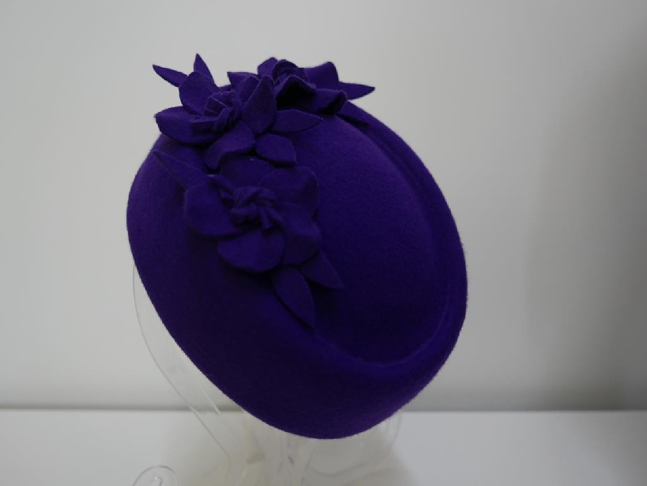 Tatiana kobaltowy toczek w kształcie furażerki