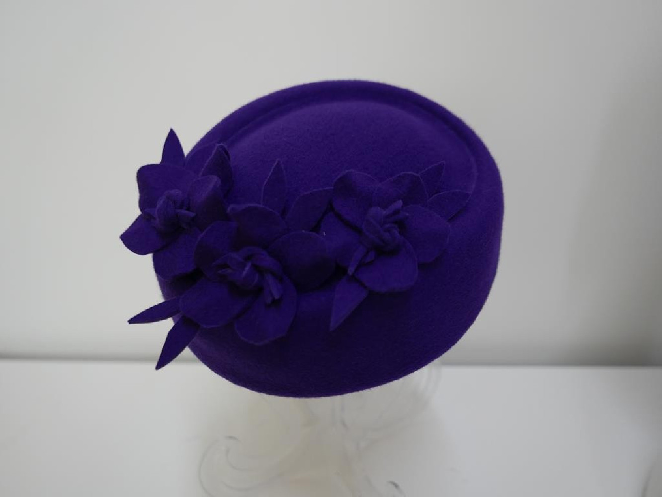 Tatiana kobaltowy toczek w kształcie furażerki