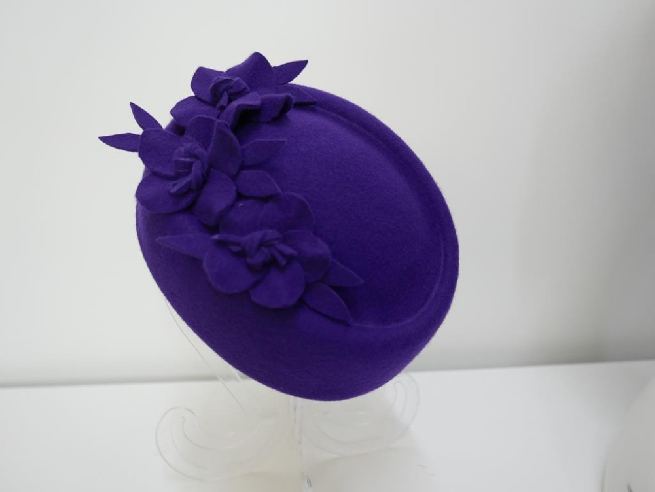 Tatiana kobaltowy toczek w kształcie furażerki