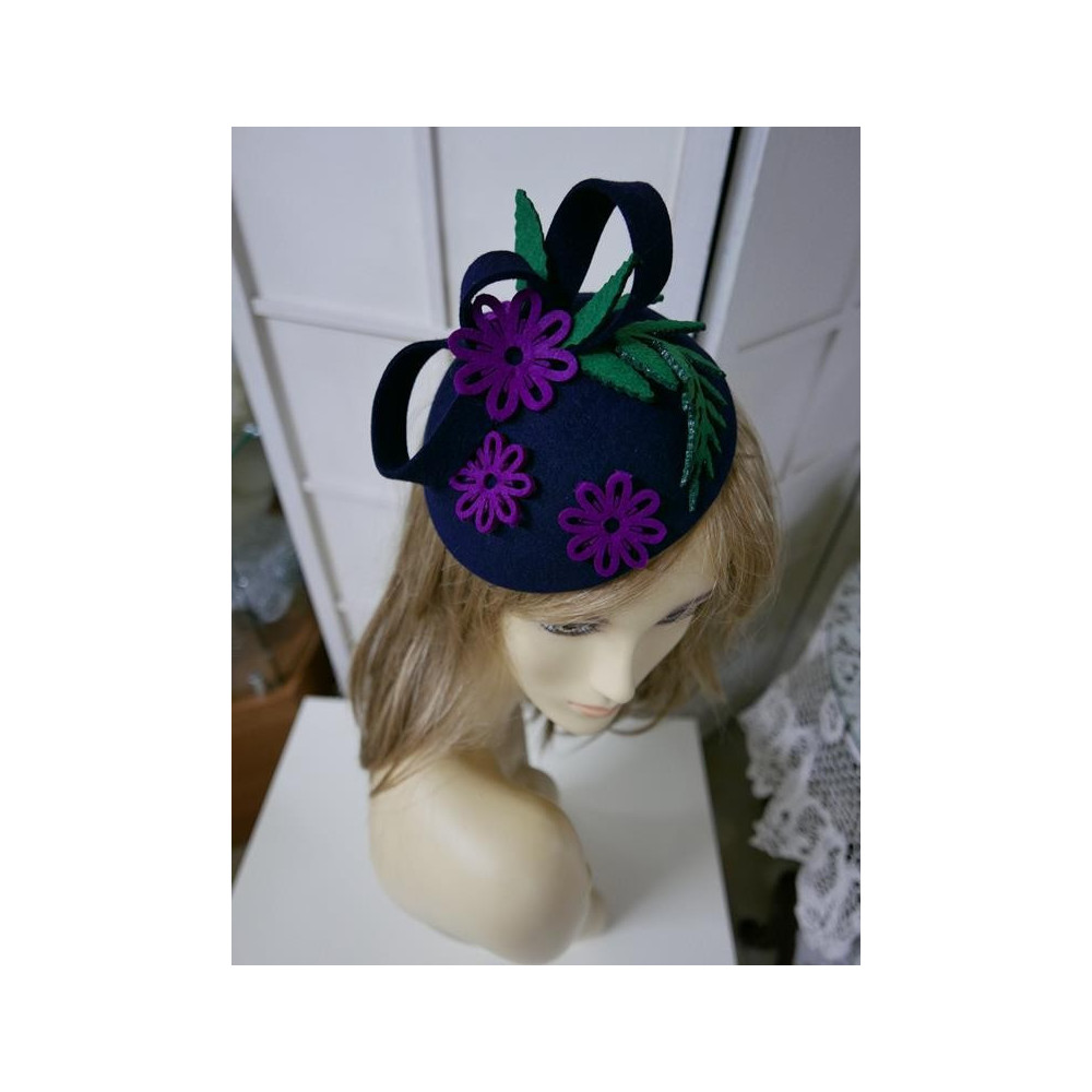 Kwiatki granatowy fascynator z fuksją i zielenią