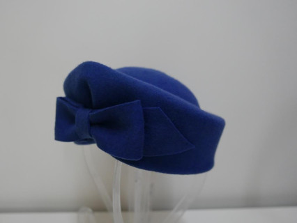 Kate- niebieski toczek filcowy 53-55 cm