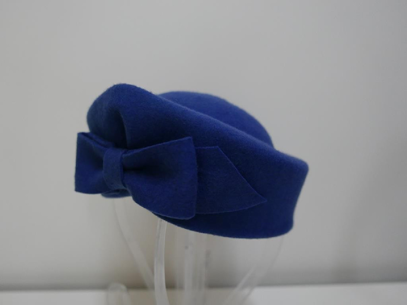 Kate- niebieski toczek filcowy 53-55 cm