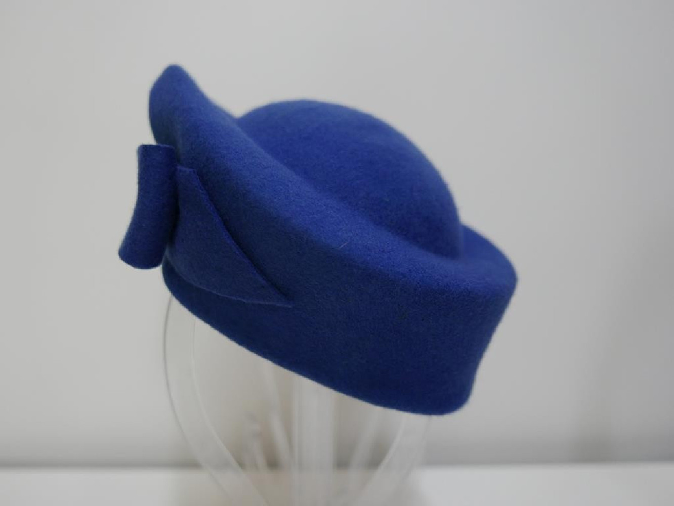 Kate- niebieski toczek filcowy 53-55 cm