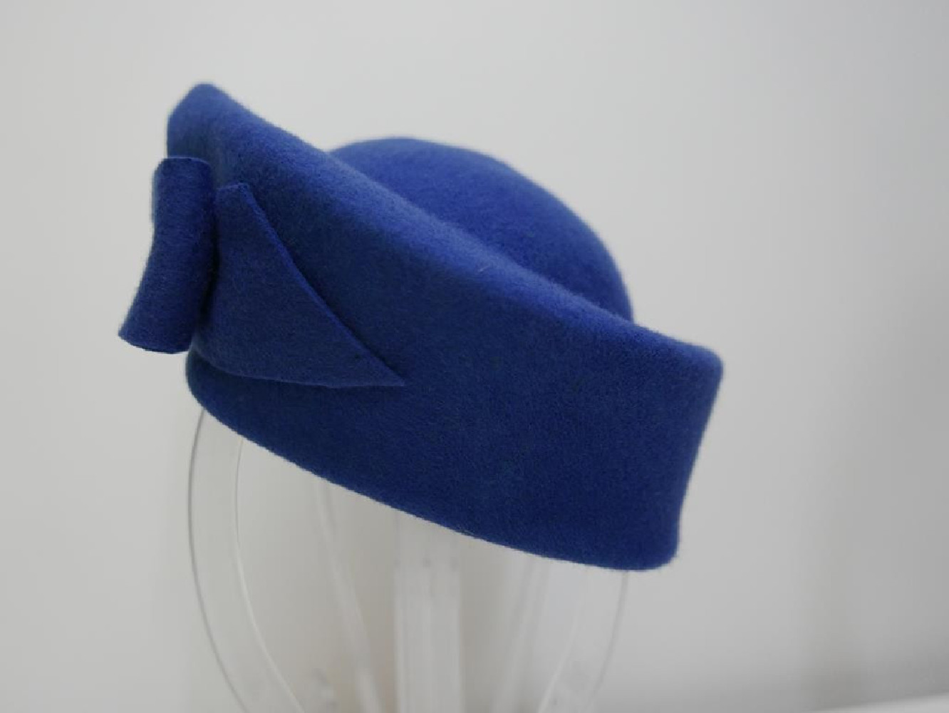 Kate- niebieski toczek filcowy 53-55 cm