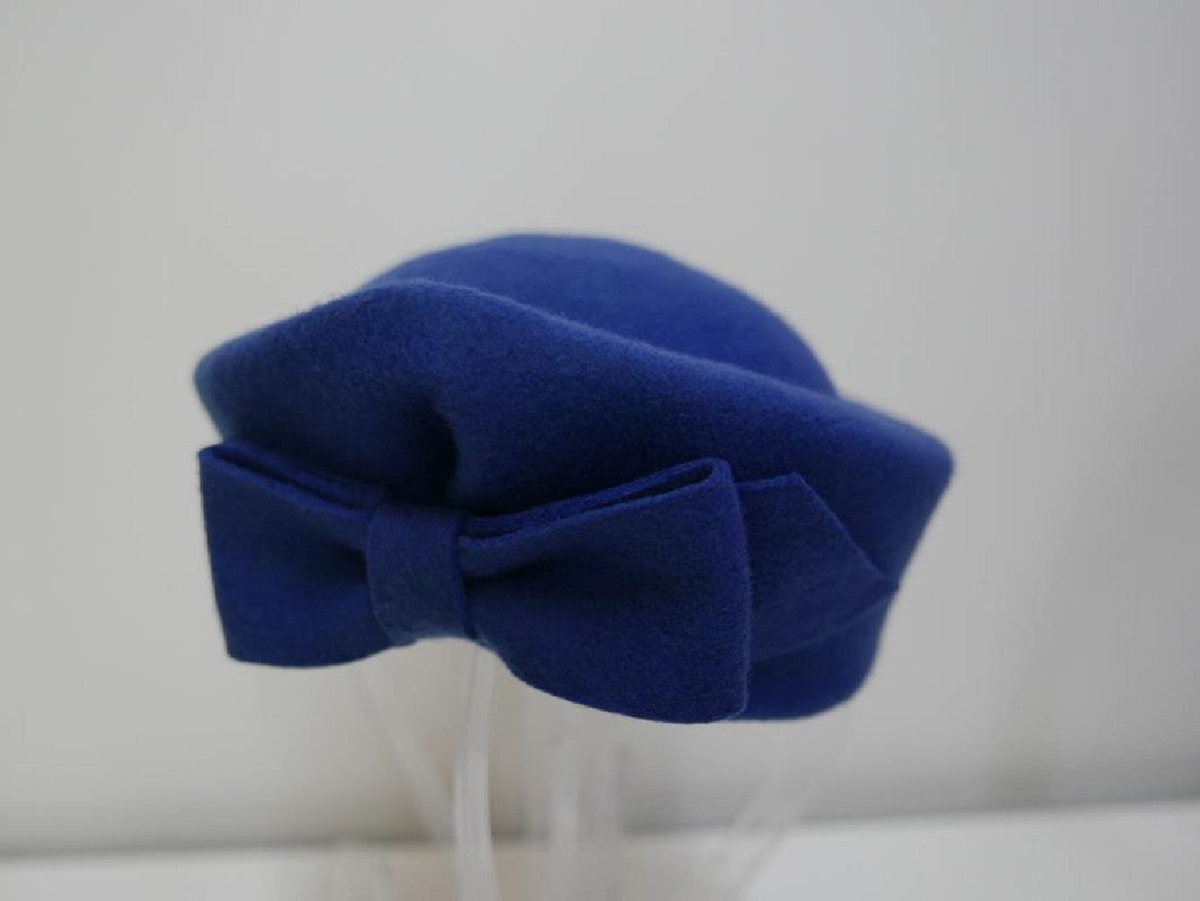 Kate- niebieski toczek filcowy 53-55 cm