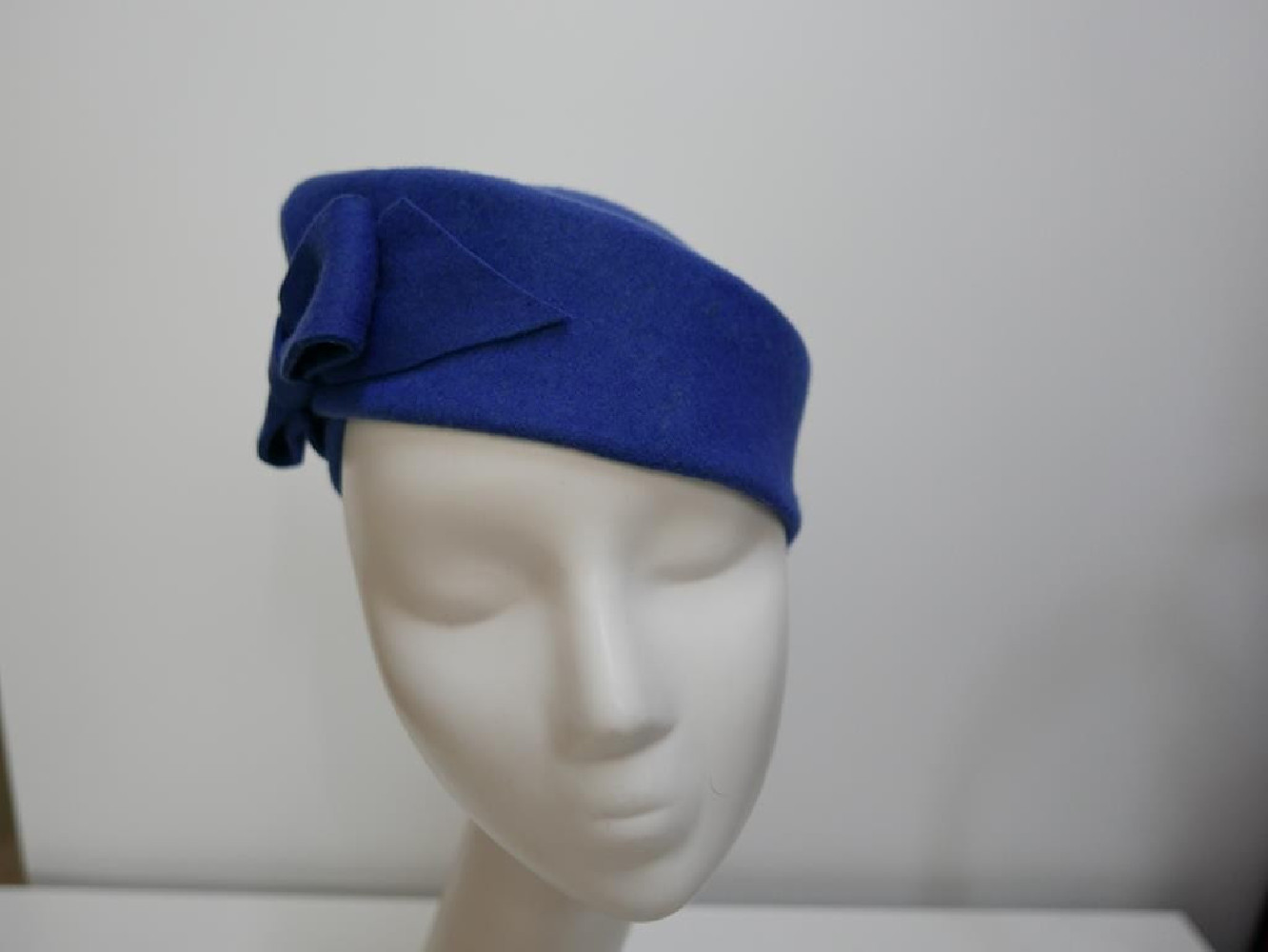 Kate- niebieski toczek filcowy 53-55 cm