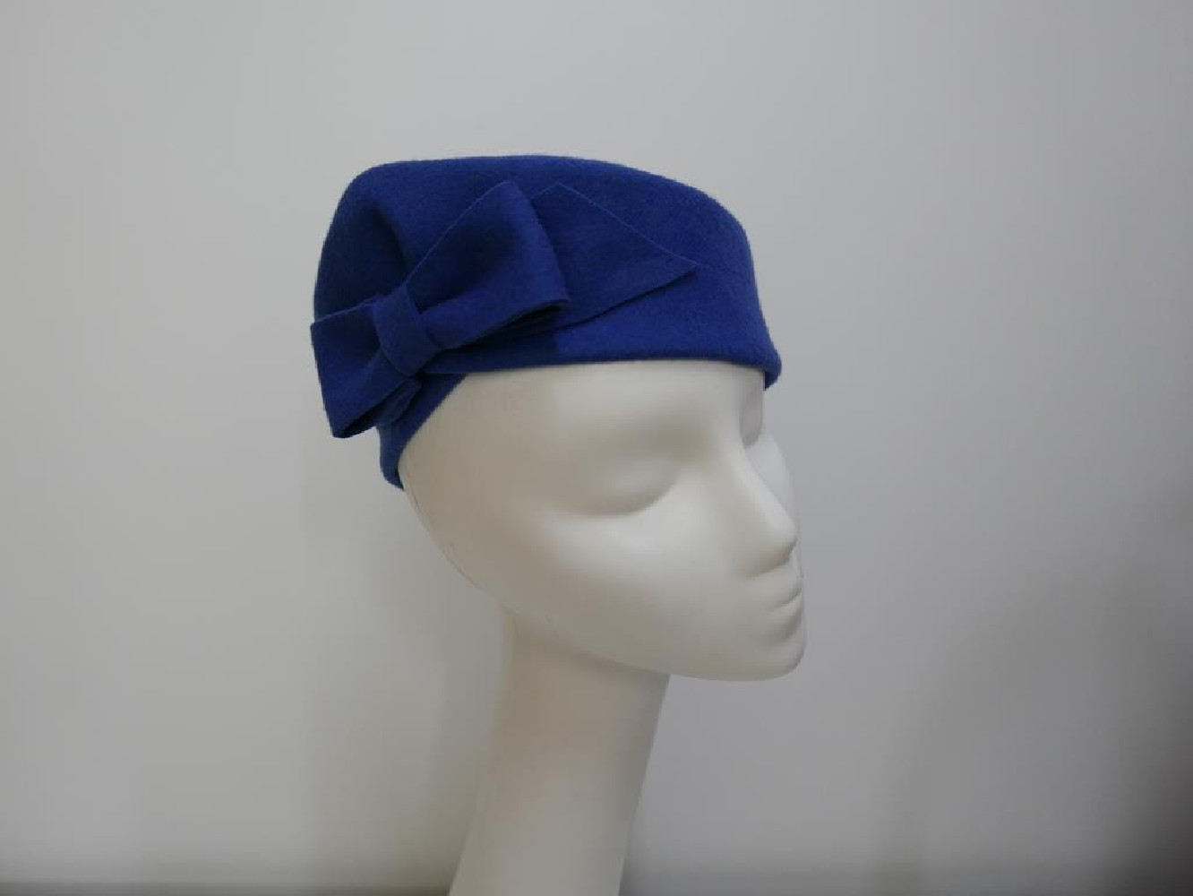 Kate- niebieski toczek filcowy 53-55 cm