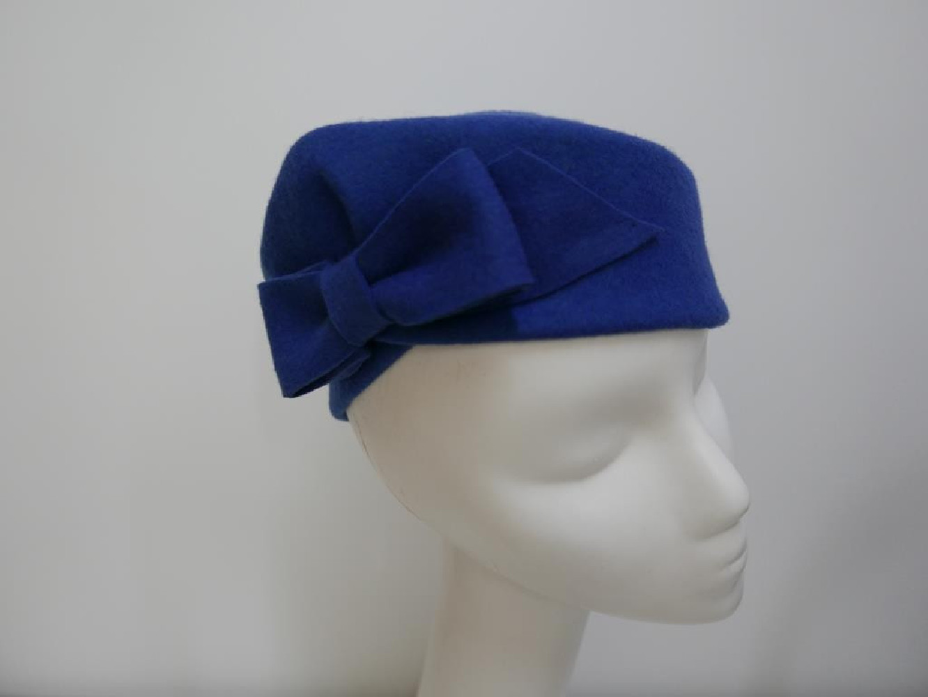 Kate- niebieski toczek filcowy 53-55 cm