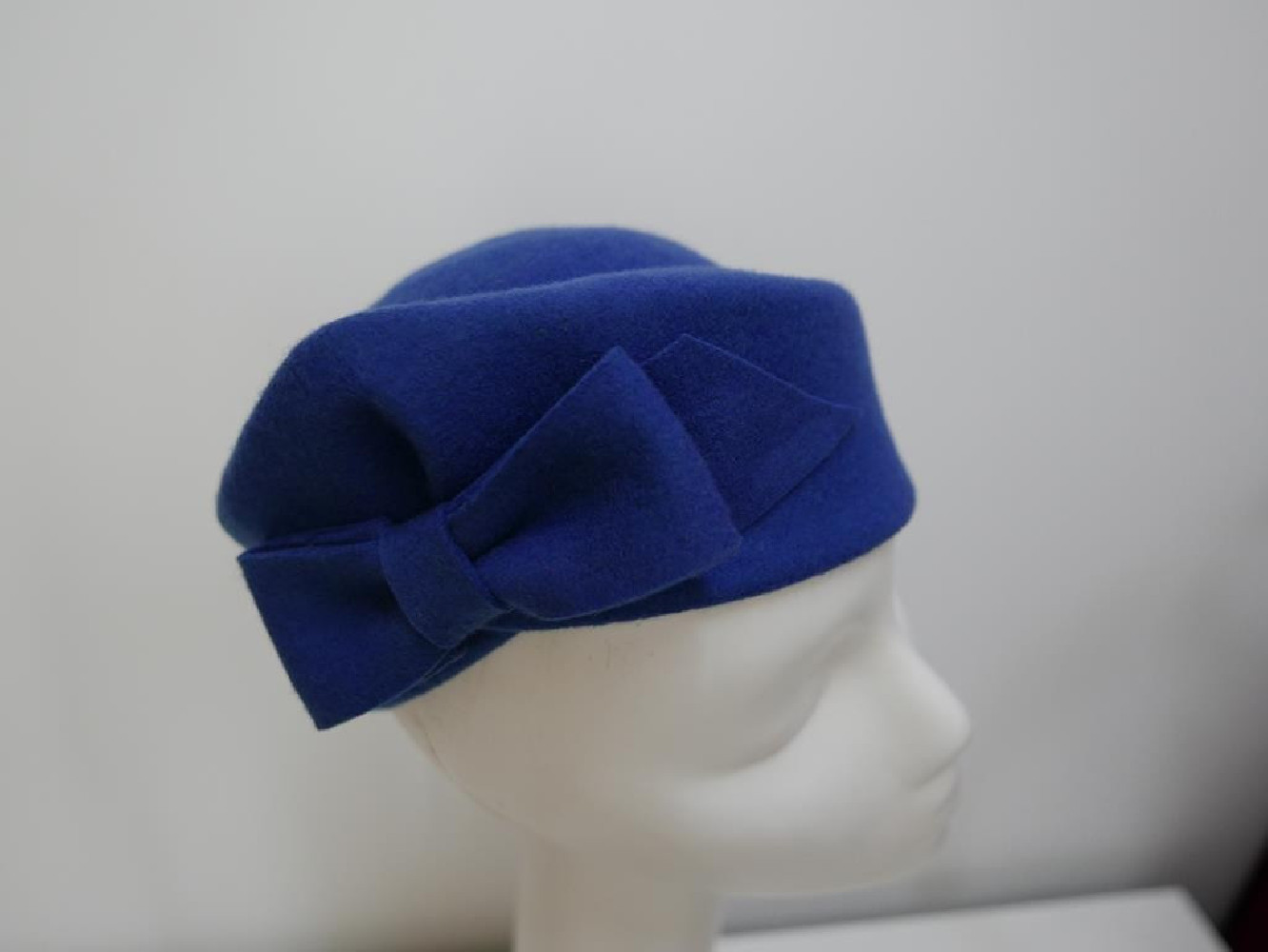 Kate- niebieski toczek filcowy 53-55 cm