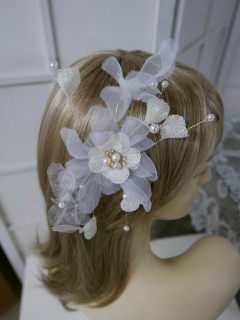 Kremowy stroik fascynator do włosów sukni kapelusza