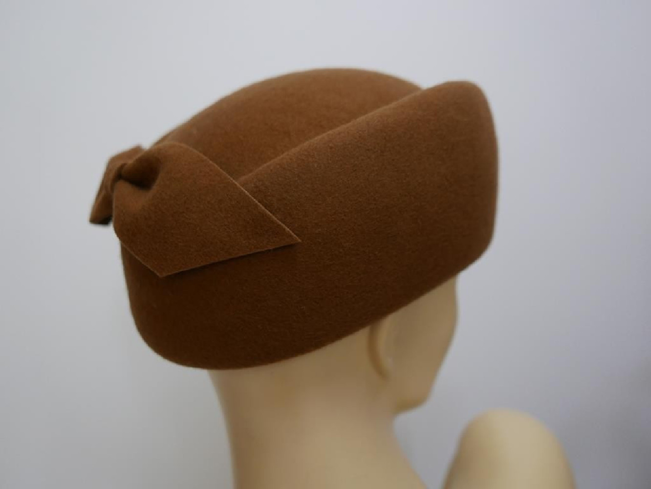 Olga karmelowy filcowy toczek 53 -56 cm