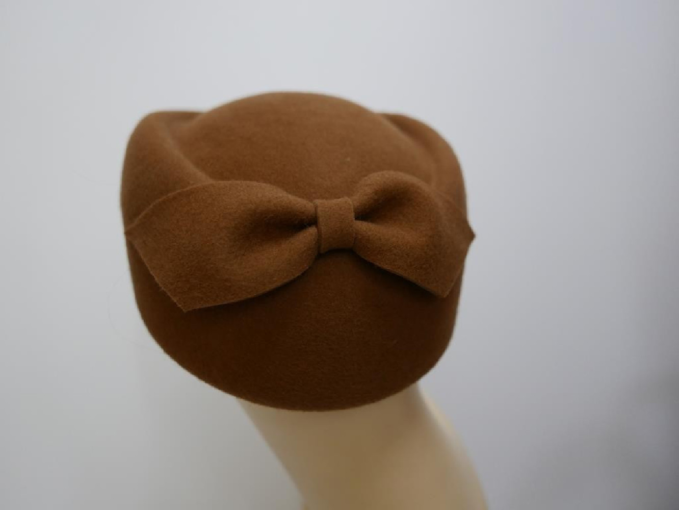 Olga karmelowy filcowy toczek 53 -56 cm