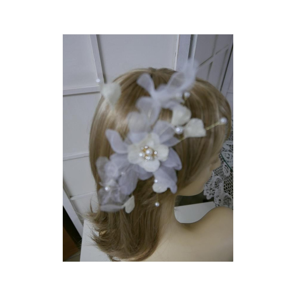 Kremowy stroik fascynator do włosów sukni kapelusza