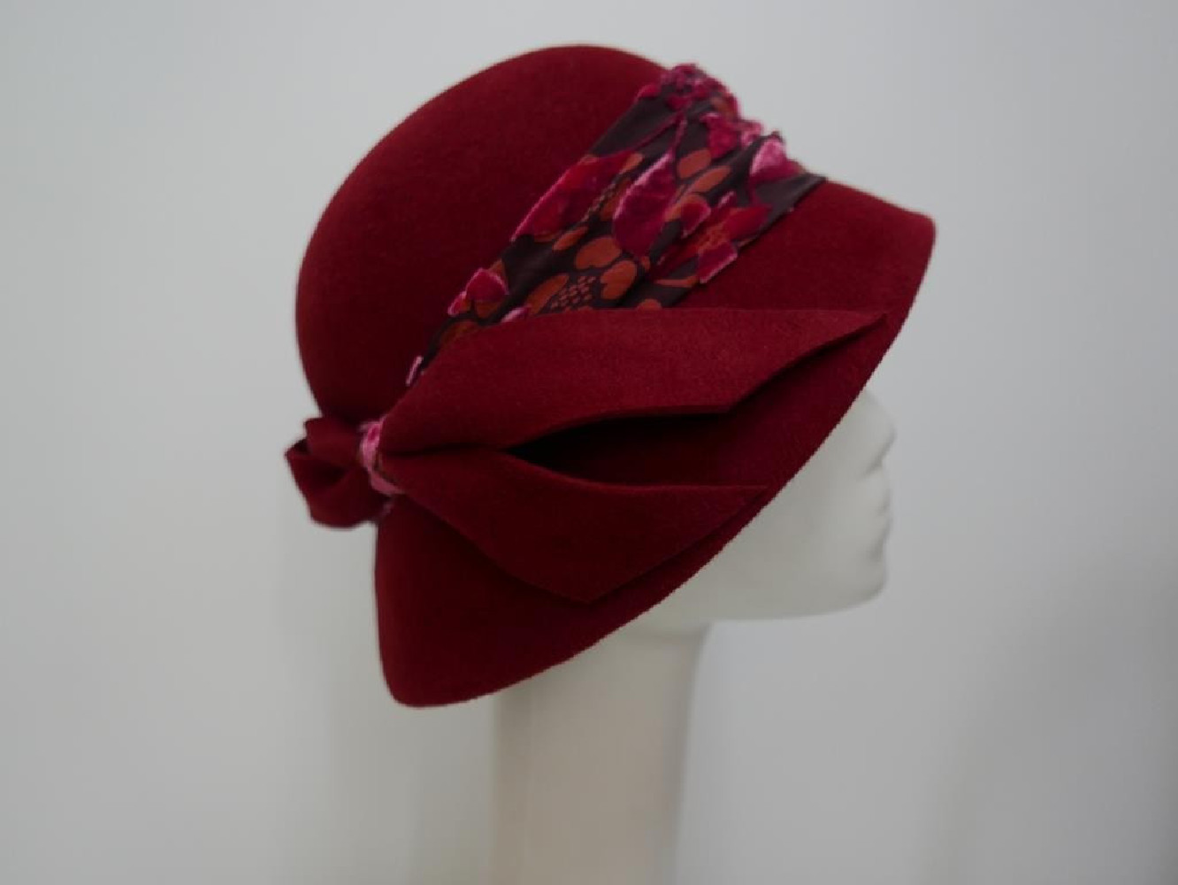 Sława Czerwony  kapelusz klosz lata 20-ste 55-57 cm