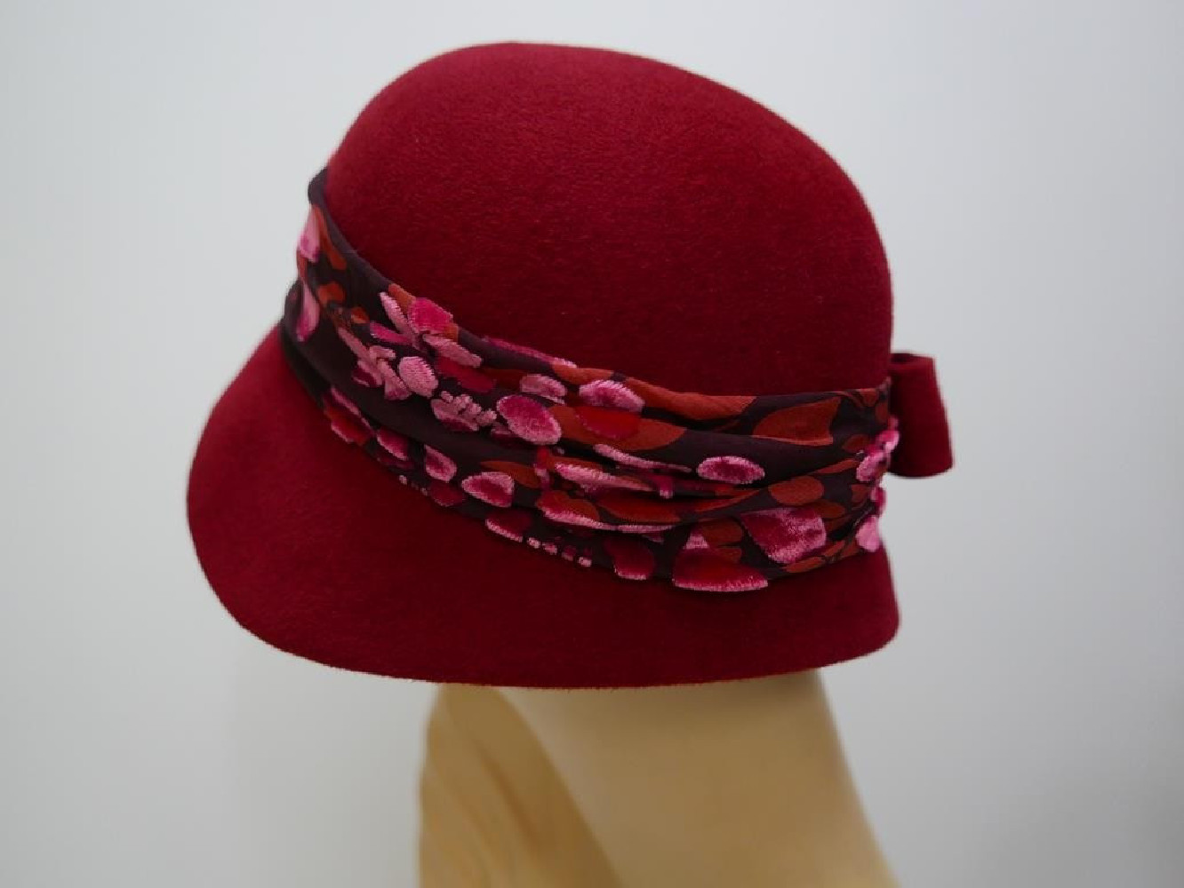 Sława Czerwony  kapelusz klosz lata 20-ste 55-57 cm