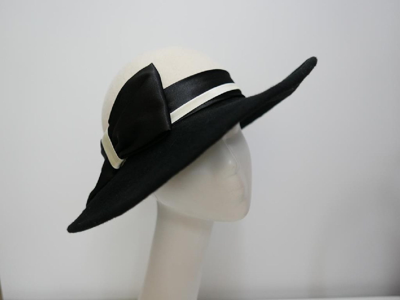 Emma śmietankowo czarny kapelusz z dużym rondem -54-57 cm