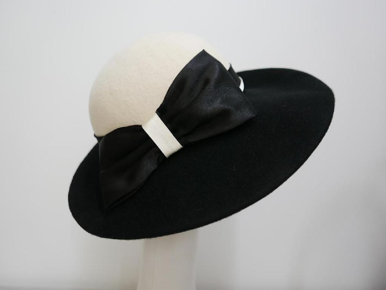 Emma śmietankowo czarny kapelusz z dużym rondem -54-57 cm