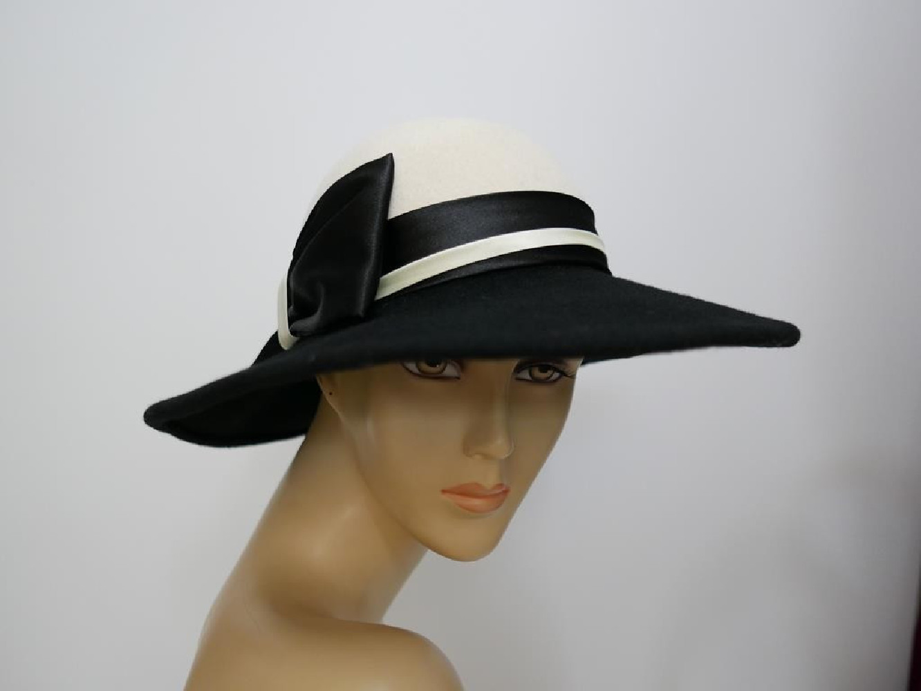 Emma śmietankowo czarny kapelusz z dużym rondem -54-57 cm