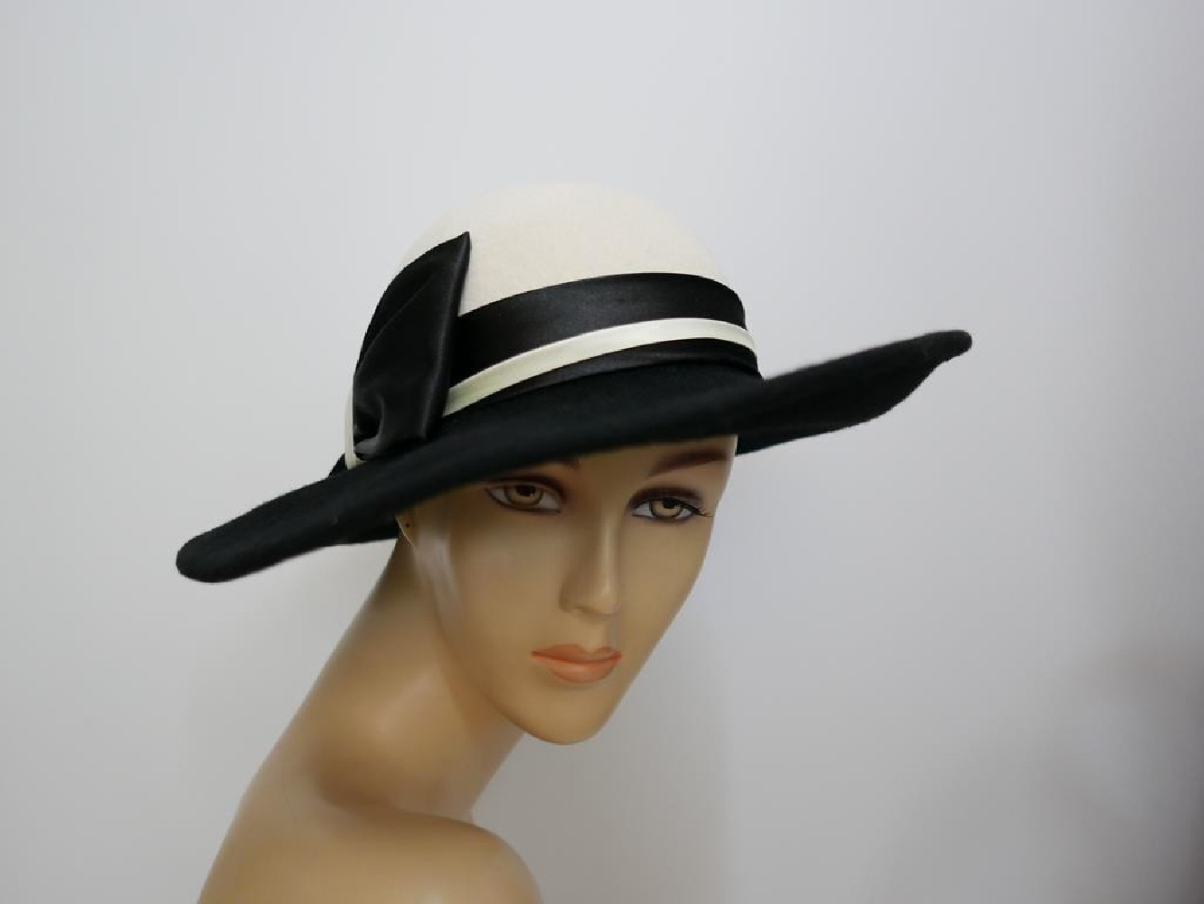Emma śmietankowo czarny kapelusz z dużym rondem -54-57 cm