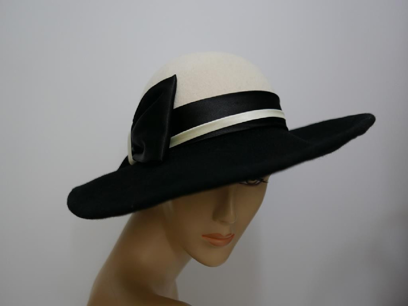 Emma śmietankowo czarny kapelusz z dużym rondem -54-57 cm