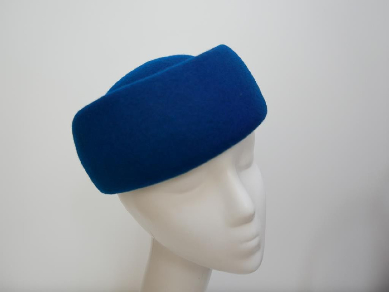 Tears- turkusowy toczek filcowy 53-56 cm