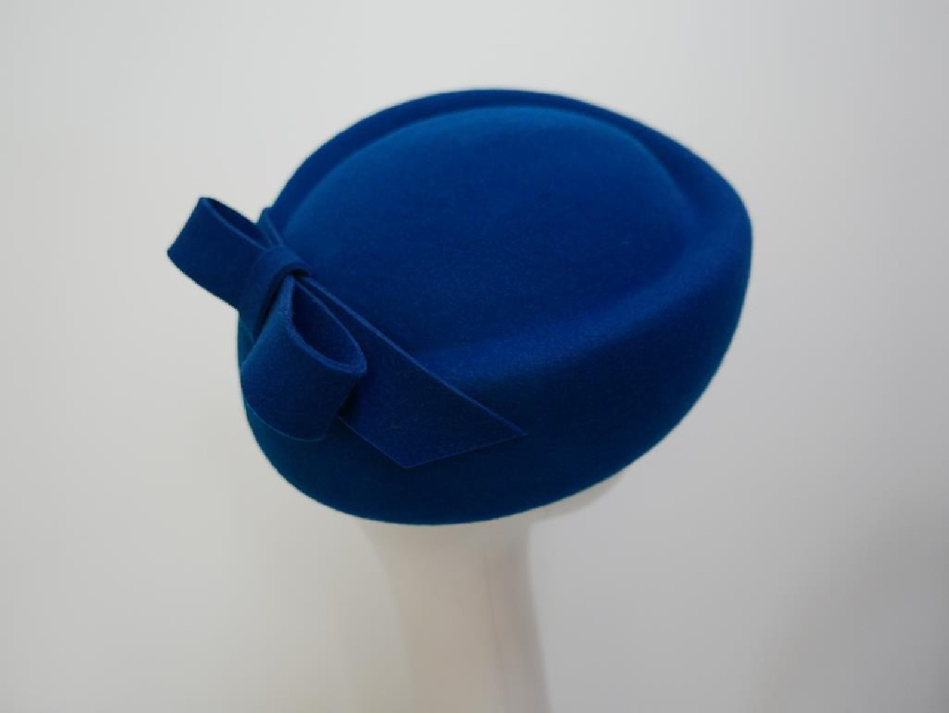 Tears- turkusowy toczek filcowy 53-56 cm