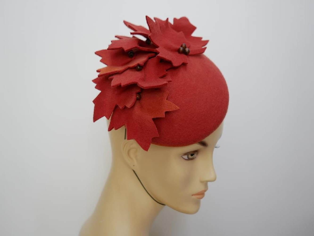 Ismena- rudy mini toczek filcowy