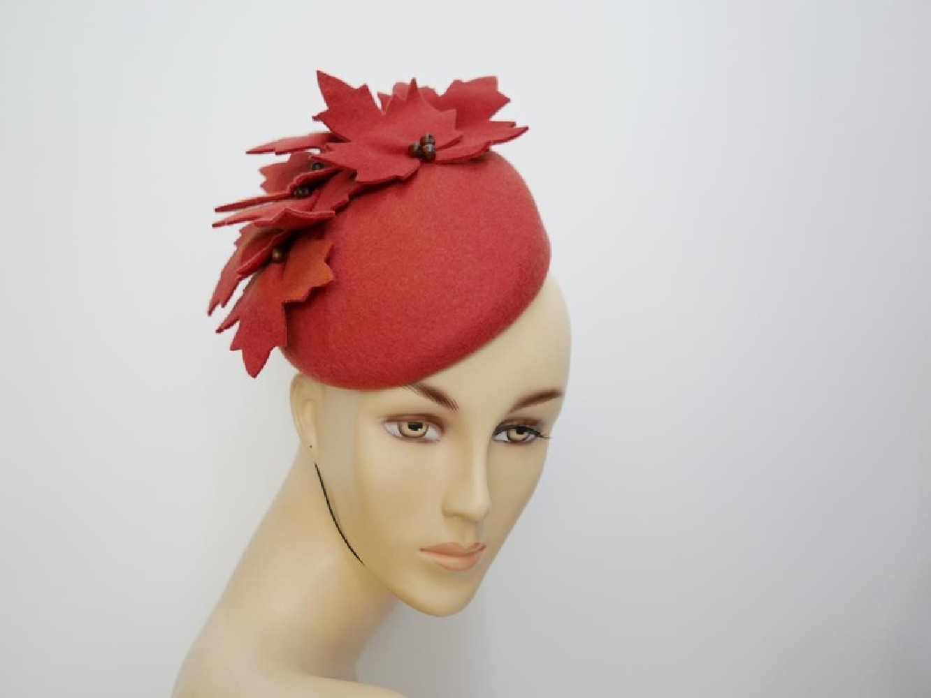 Ismena- rudy mini toczek filcowy