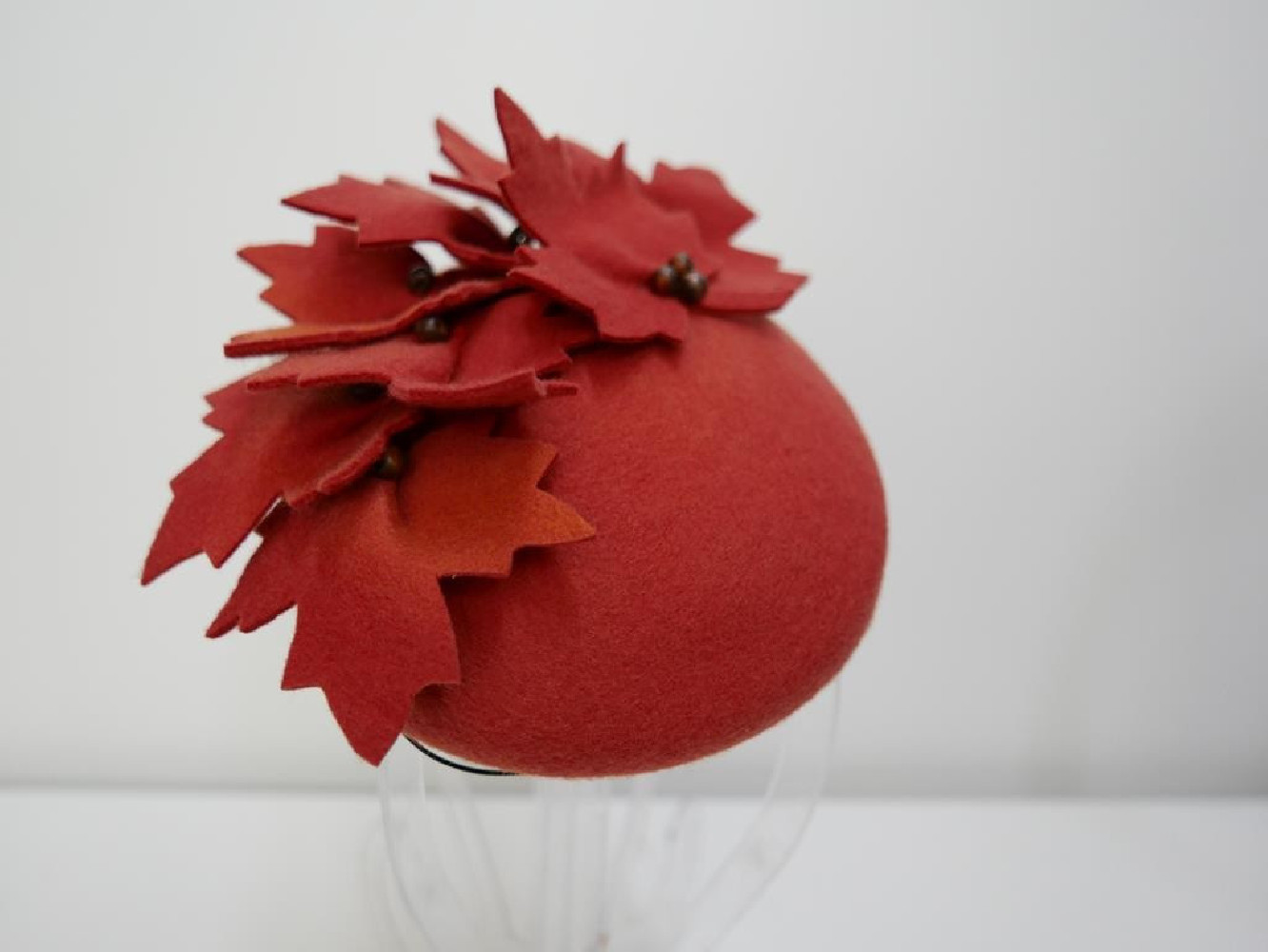 Ismena- rudy mini toczek filcowy