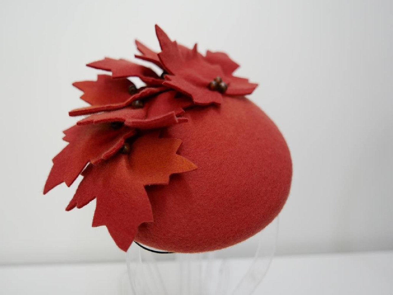 Ismena- rudy mini toczek filcowy