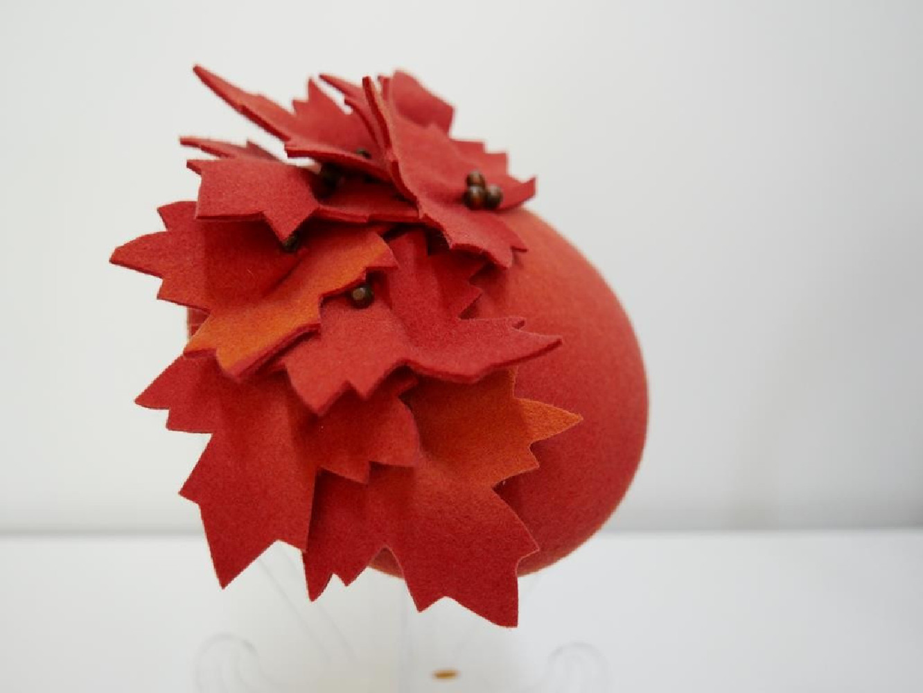 Ismena- rudy mini toczek filcowy