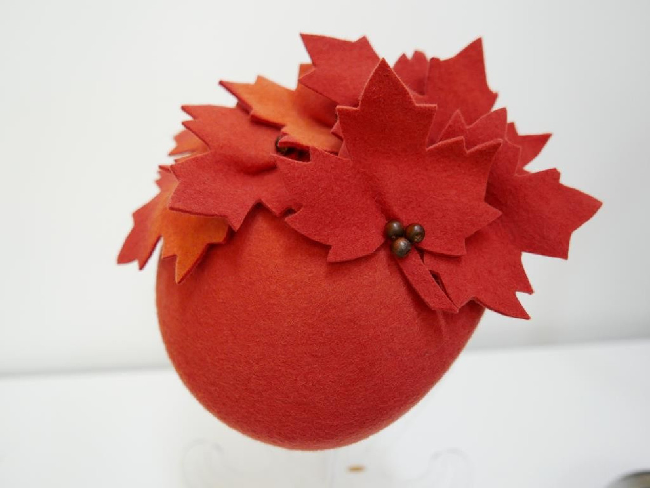 Ismena- rudy mini toczek filcowy