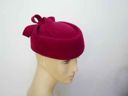 Tatiana ciemna czerwień toczek w kształcie furażerki