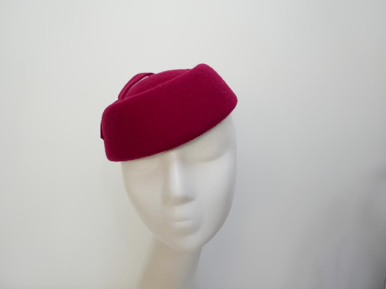 Tatiana ciemna czerwień toczek w kształcie furażerki