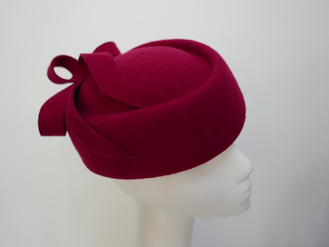 Tatiana ciemna czerwień toczek w kształcie furażerki