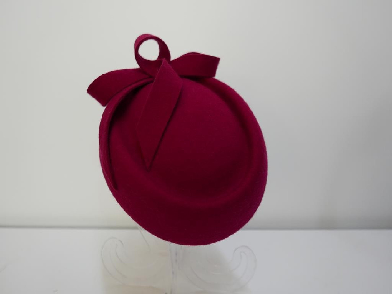 Tatiana ciemna czerwień toczek w kształcie furażerki